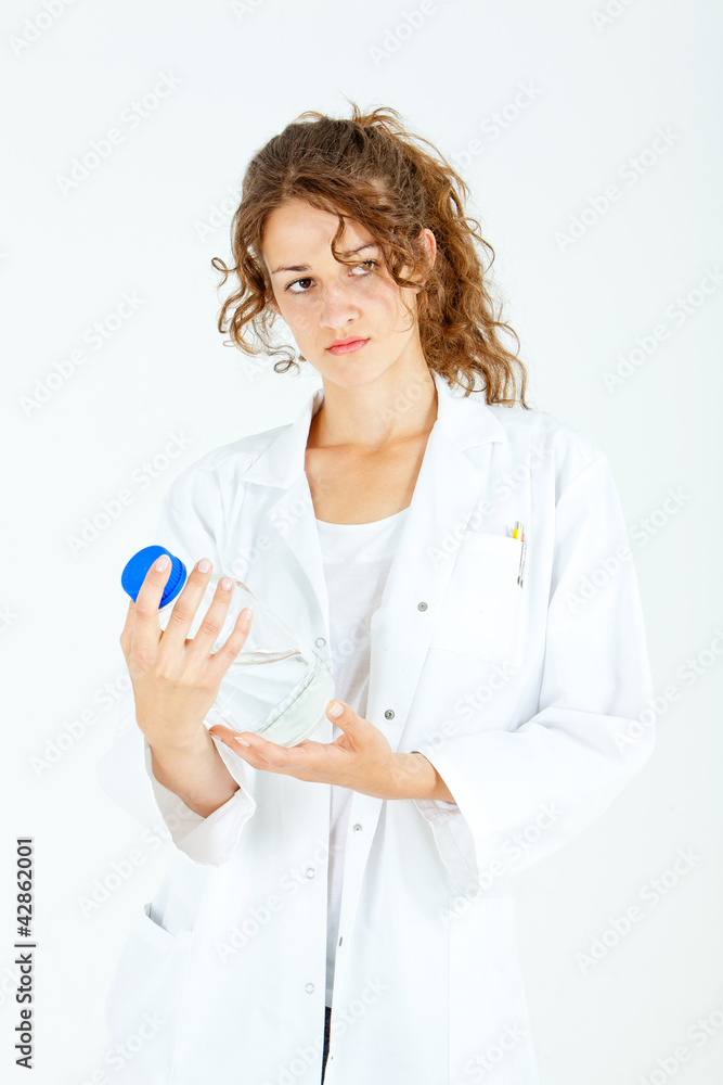 Junge Laborantin mit Proben Junge Laborantin mit Proben