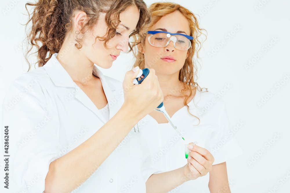 Laborantinnen mit Probe Laborantinnen mit Probe