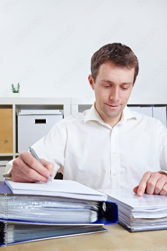 Manager arbeitet am Schreibtisch Manager arbeitet am Schreibtisch