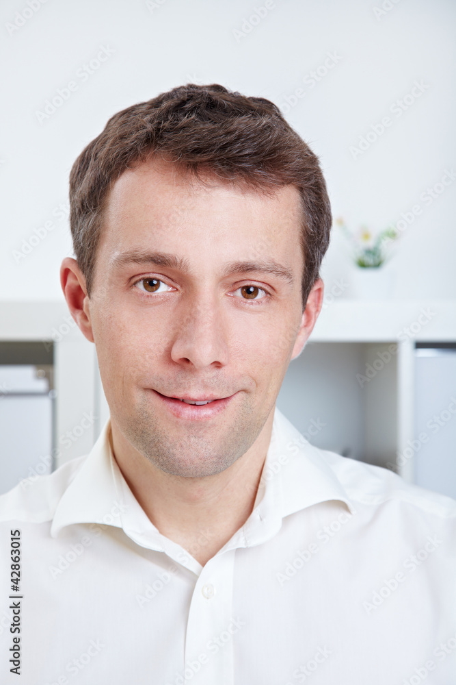 Geschäftsmann im Büro Geschäftsmann im Büro
