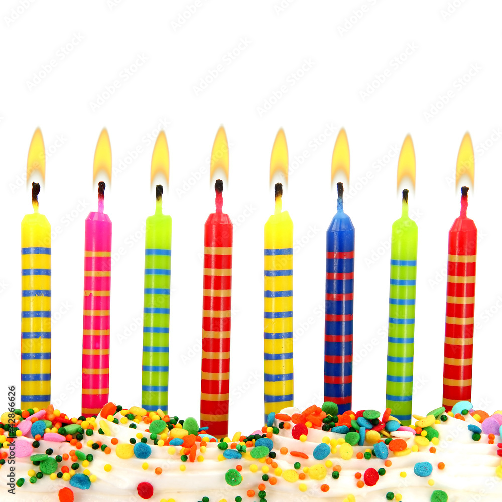 Brennende Geburtstagskerzen auf Torte Stock-Foto | Adobe Stock