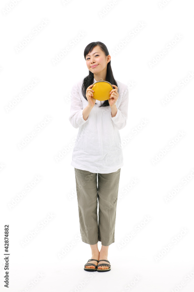 財布を持つ女性