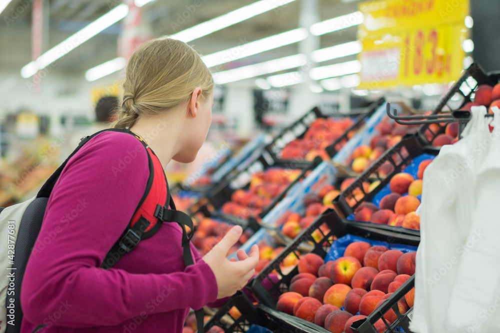 Obraz premium Woman choose red apples in supermarket
