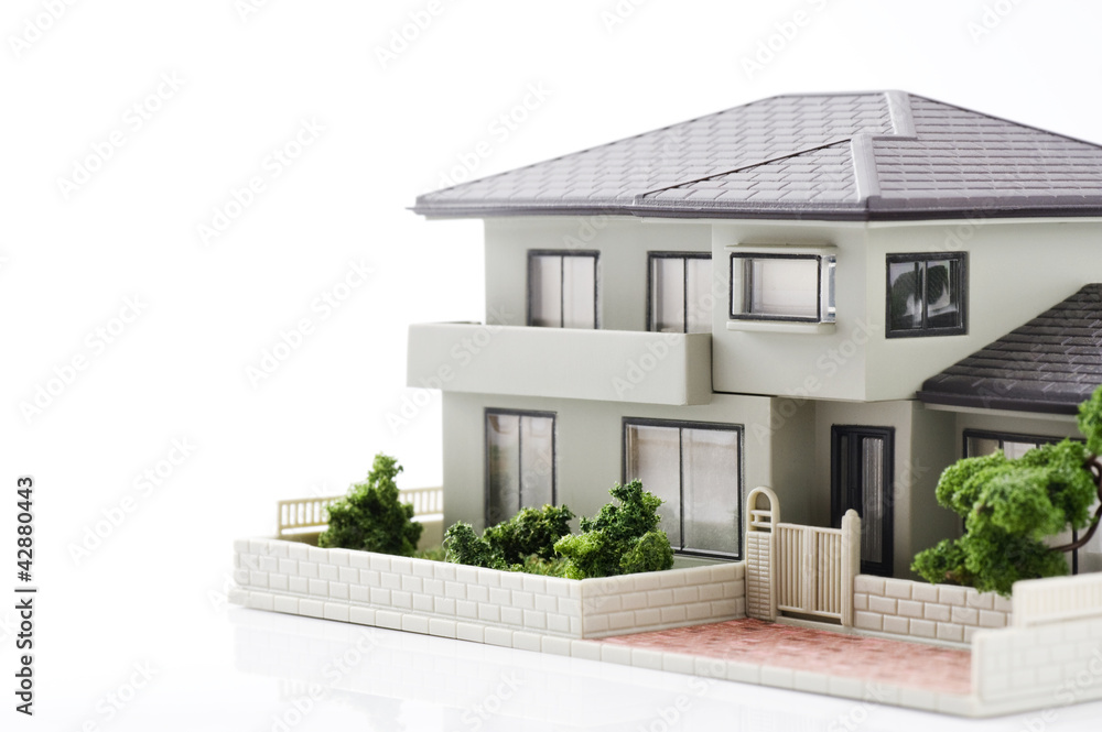 白背景に家の模型のクローズアップ