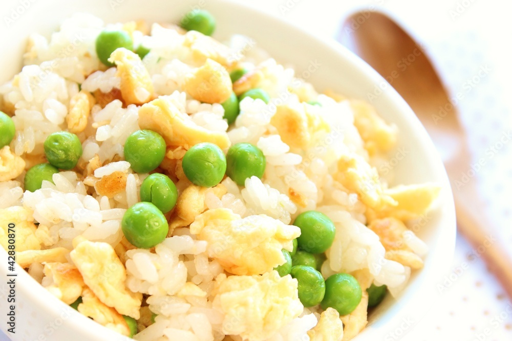 Egg and green-peas fried rice