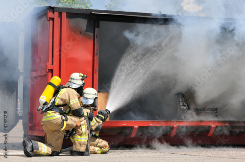 Berliner Feuerwehr zeigt Löschangriff photo