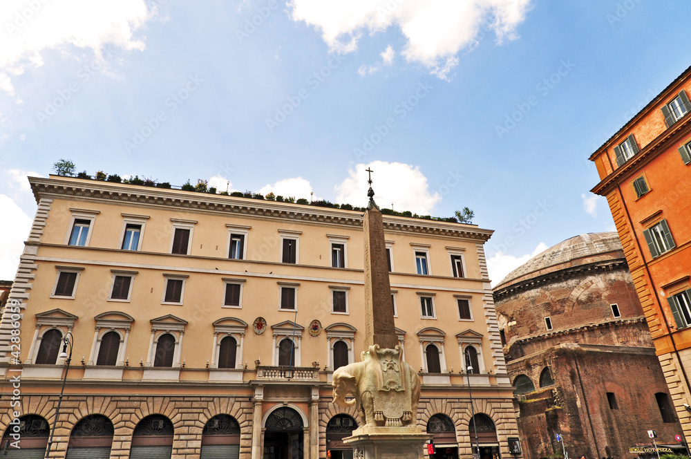 Roma, piazza della Minerva e elefantino del Bernini