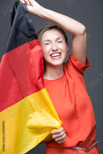 Freu hält deutsche Flagge