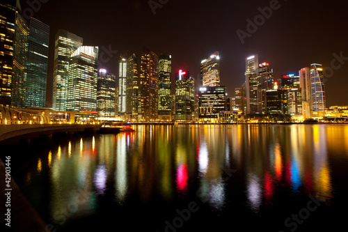 Singapore in the night time with water reflections © De Visu