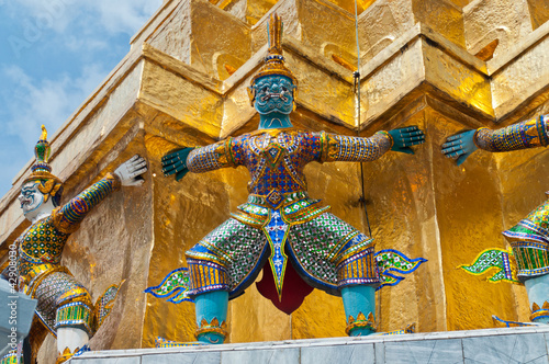 The giant statue supporting golden pagoda 