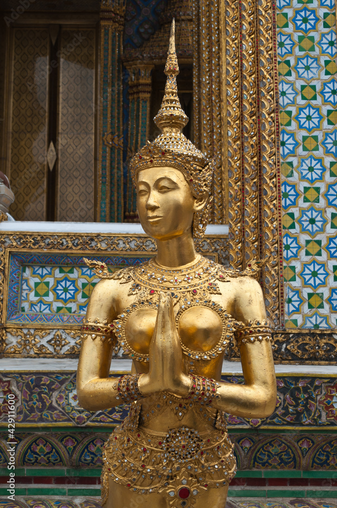 Obraz premium Golden Angel in Phra Kaew Temple, Bangkok Thailand, Public art.