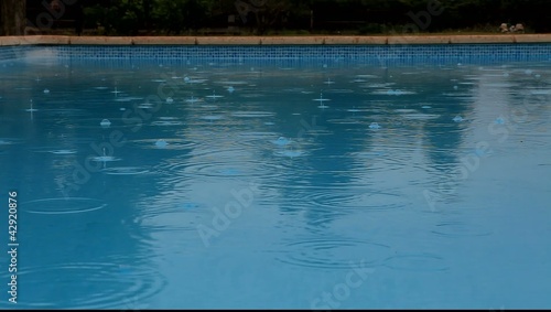 temps pluvieux piscine
