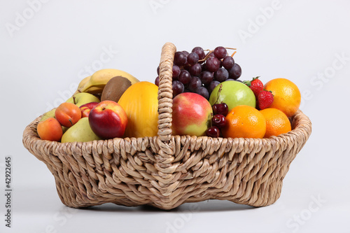 Obraz na plátně Wicker basket full of fresh fruit