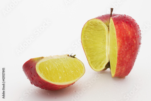 Bilde på lerret Apple containing a lemon
