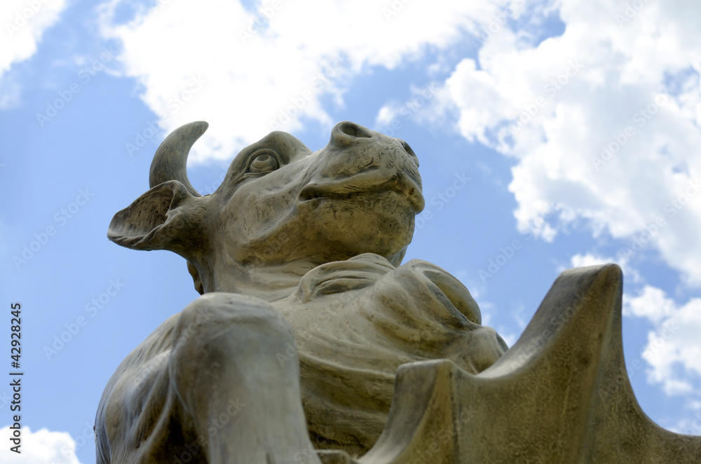 Скульптура Бык - элемент ландшафтного дизайна парков Stock Photo ...