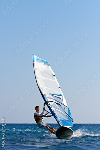 Bild auf Leinwand Fast approaching windsurfer