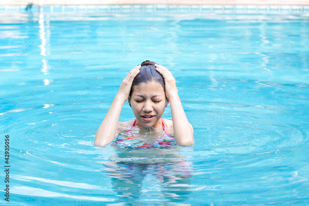 Beautiful Asian woman relaxing in the swimming pool
