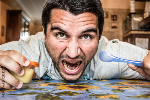 Obraz na płótnie Hungry guy w salonie