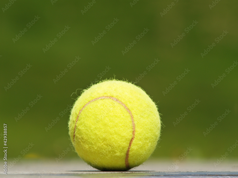 tennis ball und Wiese 45