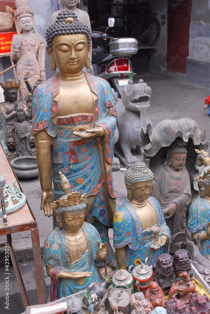 Naklejka premium Shanghai, Dongtai antique street market buddha.