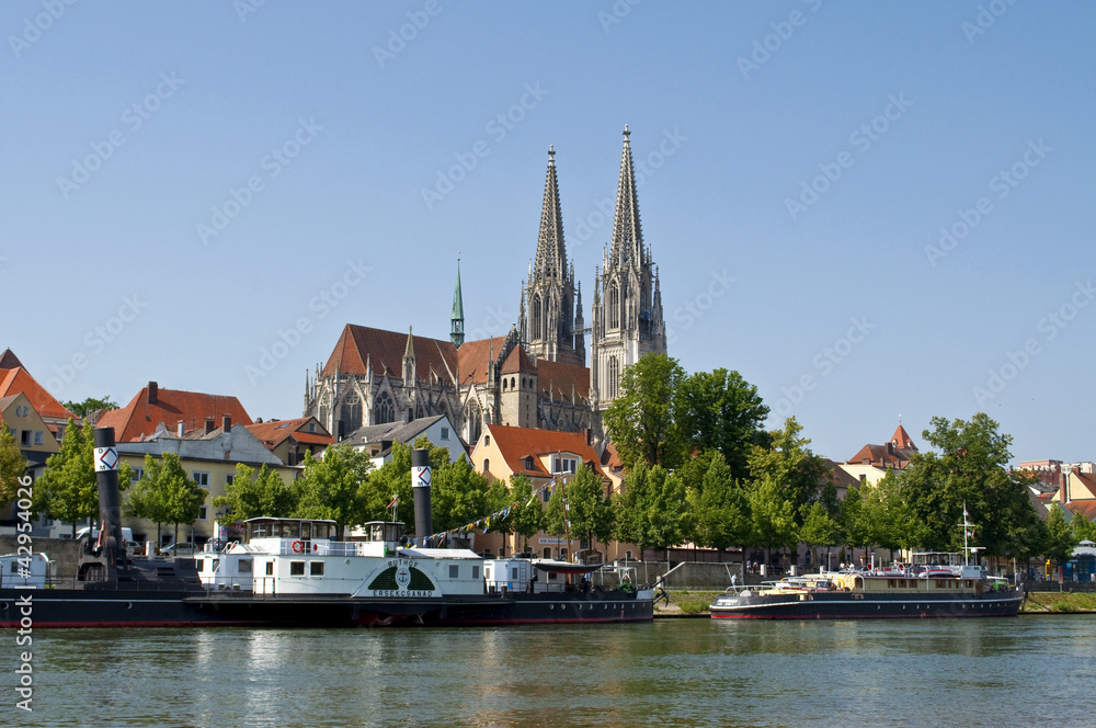 Regensburger Dom an der Donau mit Schiffen