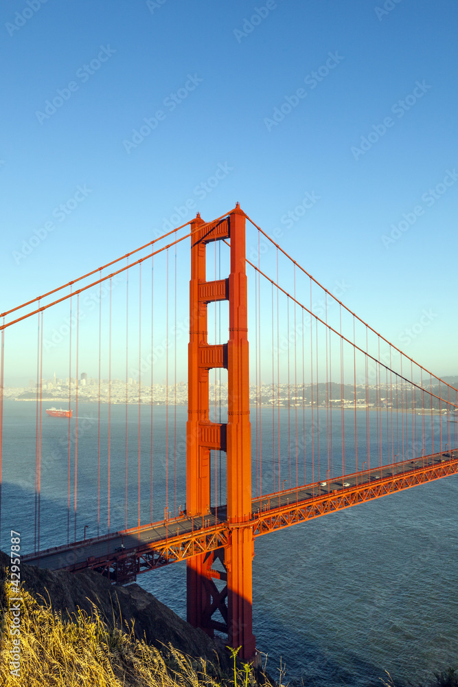 Obraz premium famous San Francisco Golden Gate bridge in late afternoon light