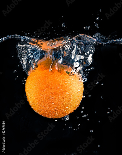 Refrescante Naranja sumergida en agua
