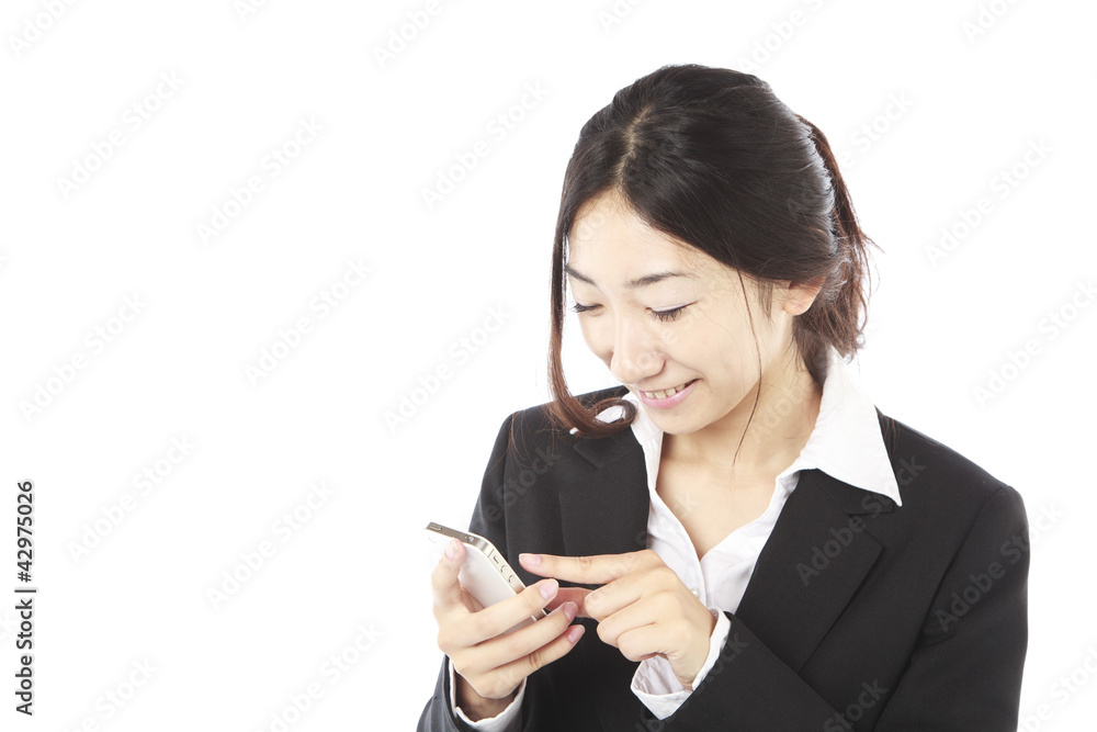 スマートフォンを操作する女性 スマートフォンを操作する女性