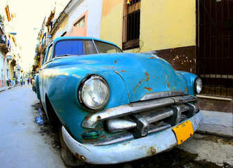 Plexiglas schilderij Cubaanse oldtimers Klassieke oldtimer op zonnige straat  © maxoidos