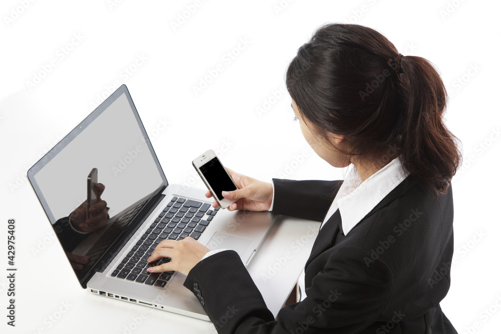 スマートフォンを操作する女性 スマートフォンを操作する女性