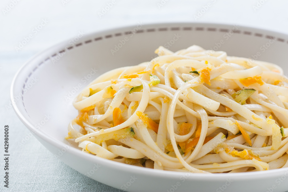 Spaghetti sauteed with vegetables