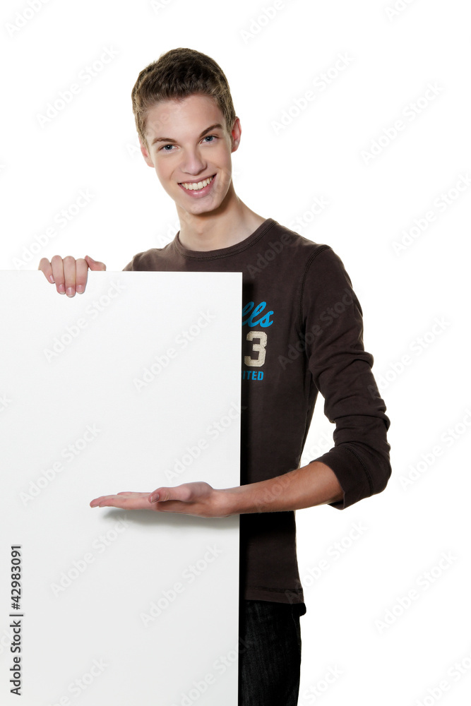 Junger Mann mikt leerem Plakat Junger Mann mikt leerem Plakat