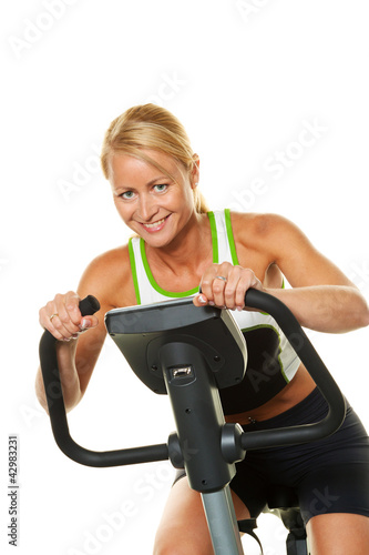 Frau im Fitnessstudio