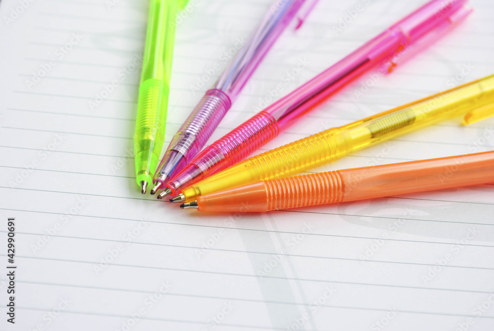 Obraz premium Color pens on the writing-book