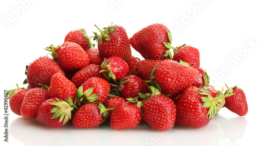 Fotografie sweet ripe strawberries isolated on white