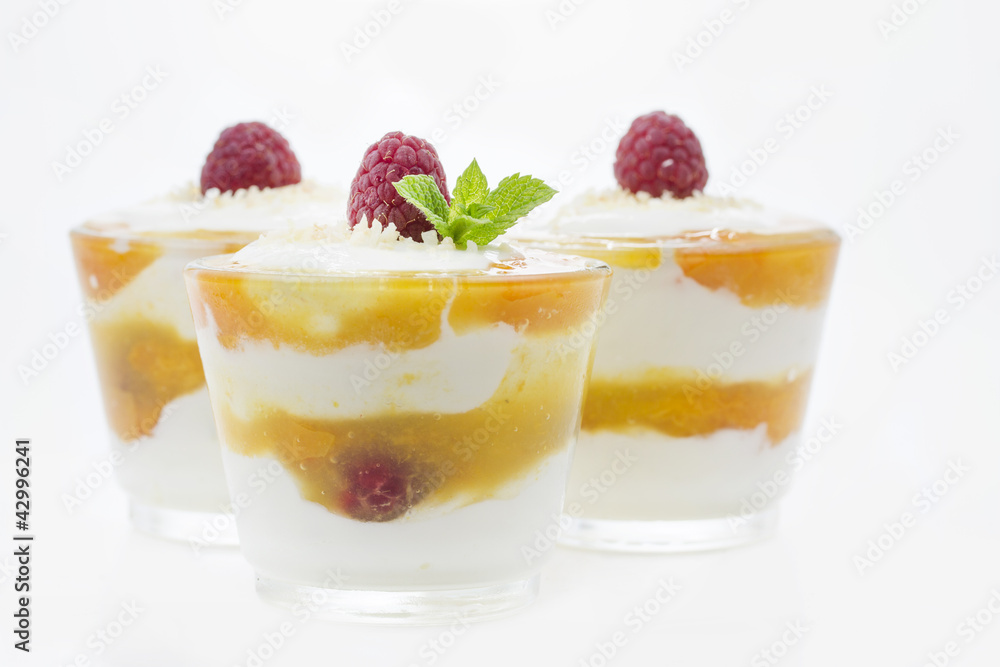 Limettenquark mit Aprikosenkompott als Nachspeise Limettenquark mit Aprikosenkompott als Nachspeise