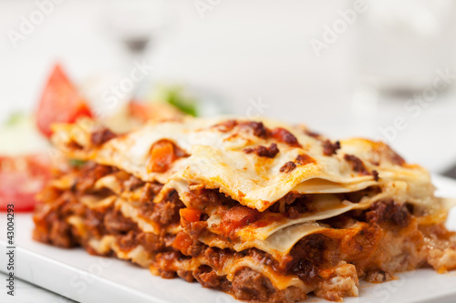 italienische Lasagne auf einem quadratischen Teller