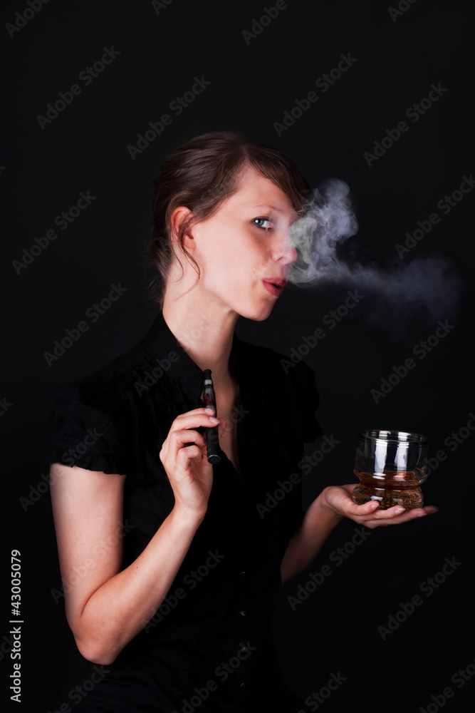 Junge Frau mit elektrischer Zigarette und Whiskey Junge Frau mit elektrischer Zigarette und Whiskey