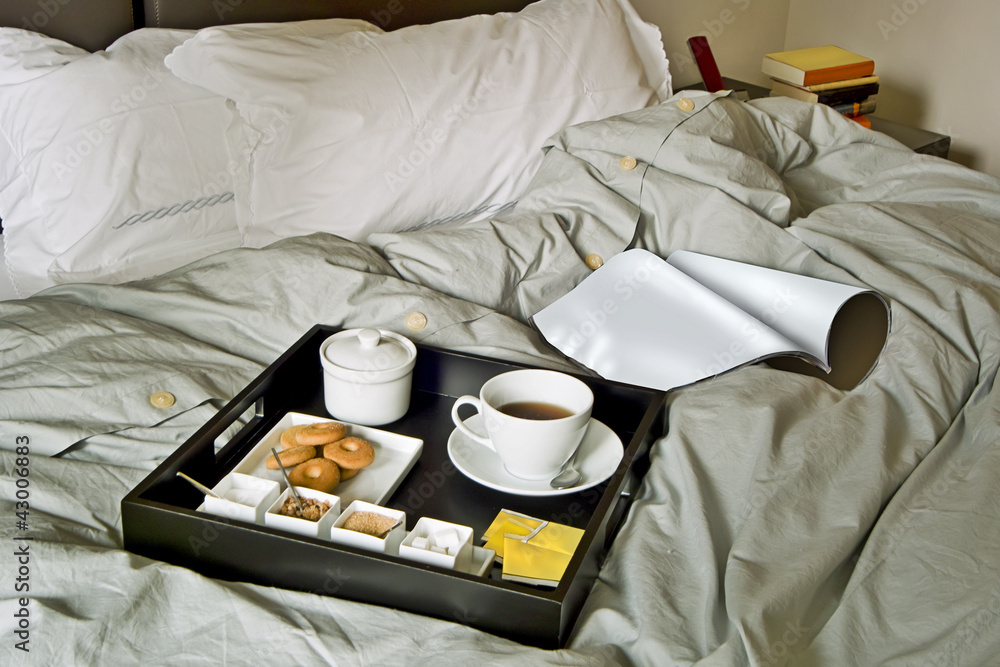 Foto Stock vassoio con la prima colazione sul letto sfatto