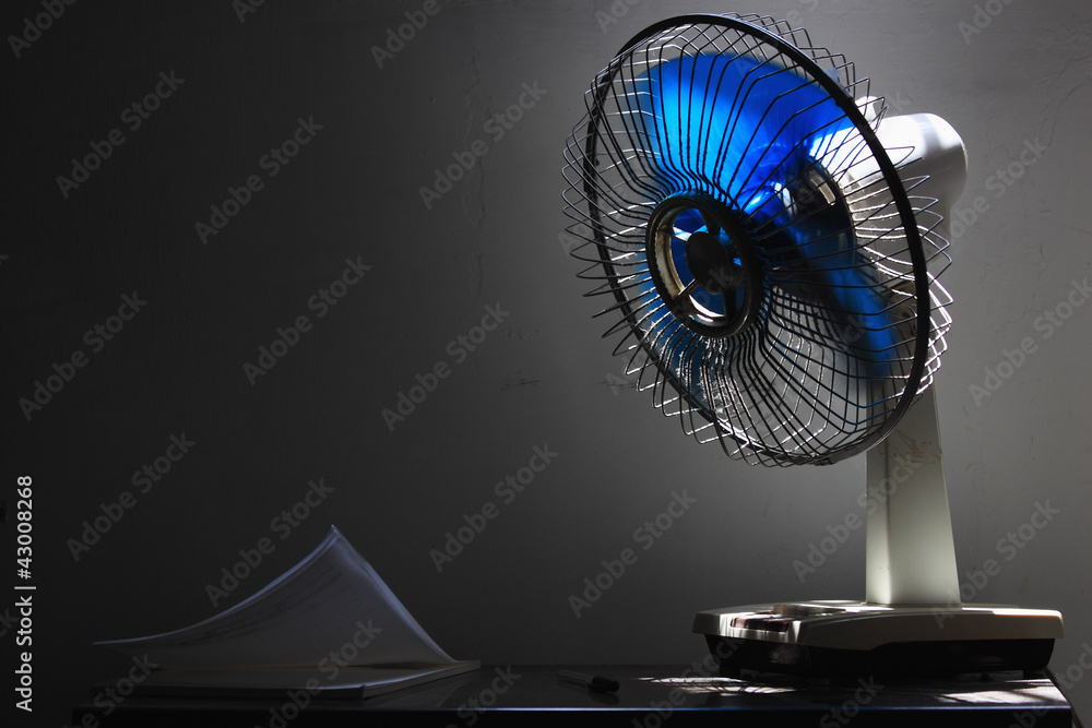 Bild auf Leinwand Lettera con ventilatore
