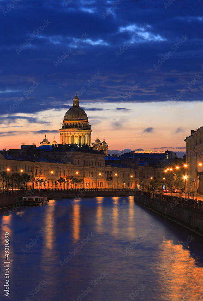 Санкт-Петербург. Вид на Исаакиевский собор белой ночью