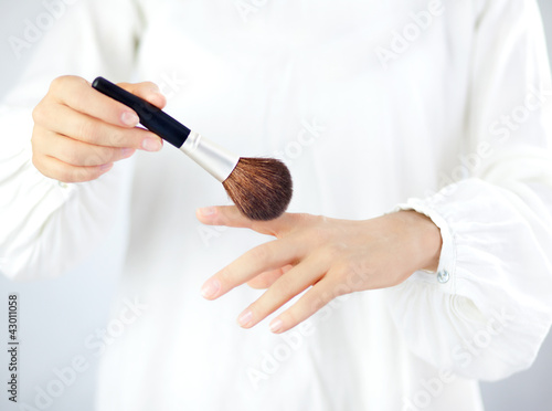 Kobieta robiąca make-up