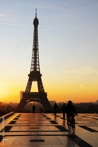 tour eiffel view during sunrise © Cardaf