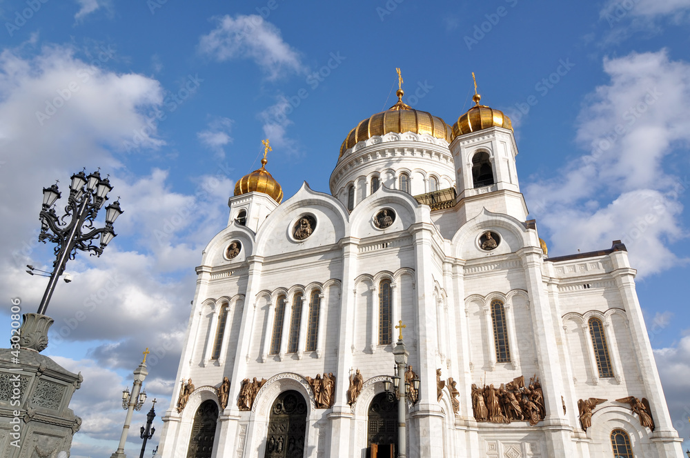 Fototapeta premium Moscow Cathedral of Christ the Savior with blue sky and clouds