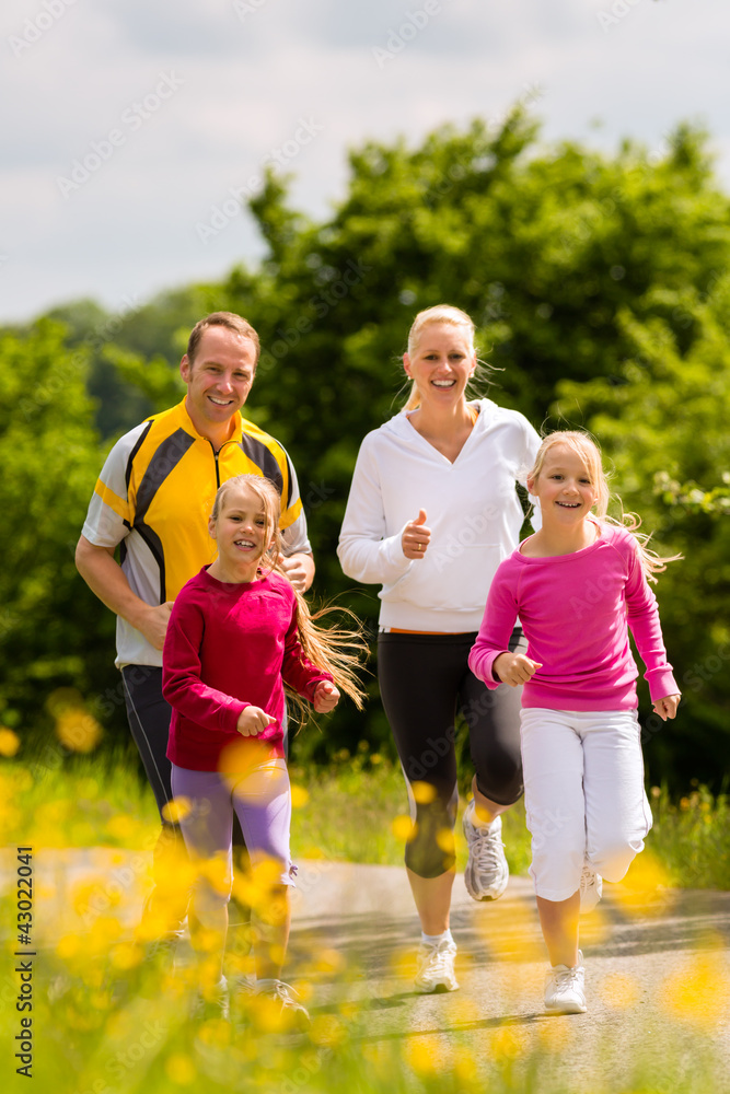 Familie joggt als Sport in der Natur