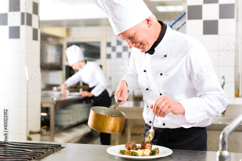 Koch in Restaurant oder Hotel Küche beim kochen