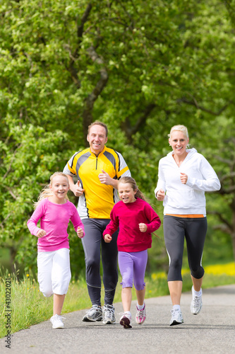 Familie joggt als Sport in der Natur