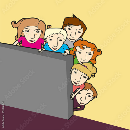 Kinder versteckt hinter Mauer