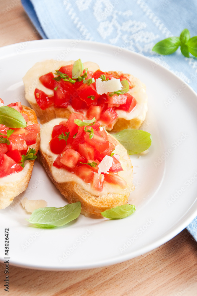 Bruschetta z mozzarellą i pomidorami Bruschetta z mozzarellą i pomidorami