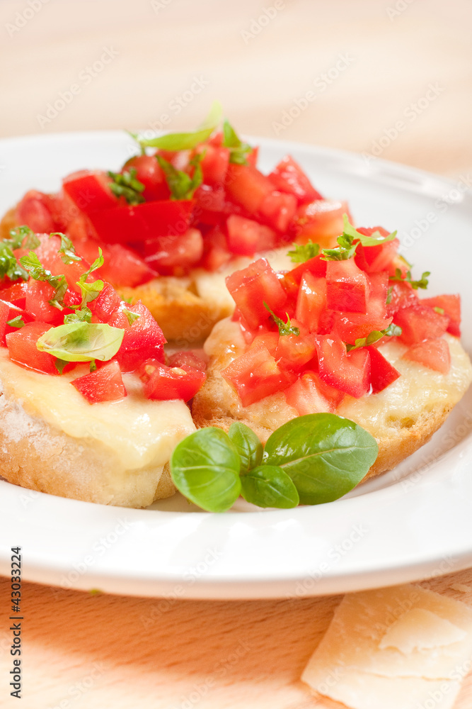 Bruschetta z mozzarellą i pomidorami Bruschetta z mozzarellą i pomidorami